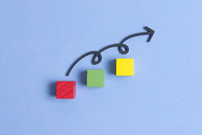 Gráfico com blocos coloridos em forma de escada e uma seta ascendente ilustrando o Lead Time como vantagem competitiva.