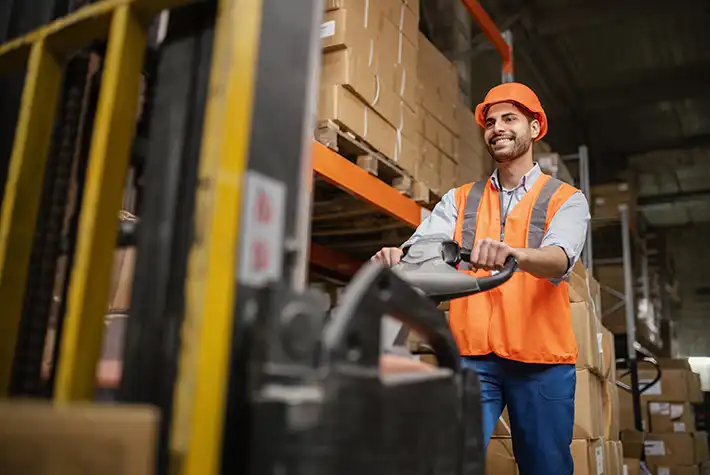 Operador de empilhadeira realizando picking de caixas em centro de distribuição moderno e organizado. Otimiza SEO com termos como “picking centro de distribuição” e descreve a ação principal para acessibilidade.